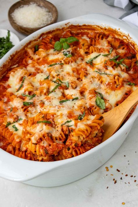 Made in one dish with only 10 ingredients, this no boil pasta bake is a quick, easy, and healthy meal that is perfect for a family dinner. No Boil Pasta Bake, No Boil Pasta, Kay Nutrition, Pan Cooking, Protein Dinner, Protein Pasta, Nutritional Snacks, Meal Prep Recipes, Soup Dinner