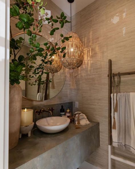 Bathrooms of Instagram on Instagram: “Boho Chic 🌿🪨 By @legaultinteriors @legaulthomes #boho #bohemianstyle #bohemian #bohemiandecor #bathroomvanity #bathroommirror…” Boho Half Bath, Boho Glam Bathroom, Boho Powder Room, Bathroom Decor Glam, Glam Powder Room, Boho Chic Bathroom, Boho Bathroom Ideas, Bathroom Mirror Storage, Chic Bathroom Decor