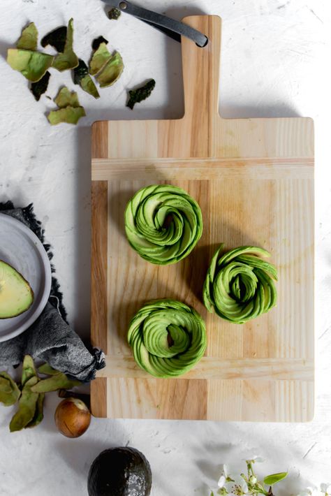 AVOCADO ROSE TUTORIAL Avocado Rose, Food Tutorials, Fancy Breakfast, How To Cut Avocado, Radicchio Salad, Preworkout Snack, Romesco Sauce, Simple Vinaigrette, Wedge Salad