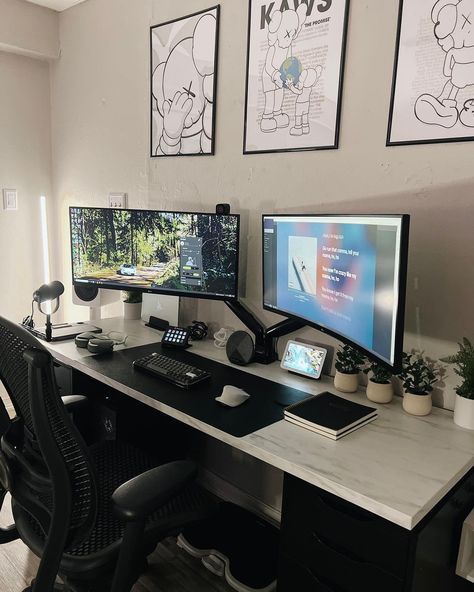 Laptop And Dual Monitor Desk Setup, 3 Screen Computer Desk Setup, Desk Ideas Dual Monitor, Youtuber Office Ideas, Two Monitors Setup, Office Ideas Dual Monitor, Dual Monitor Office Setup, Three Monitor Desk Setup Home Office, Dual Computer Monitor Desk Setup