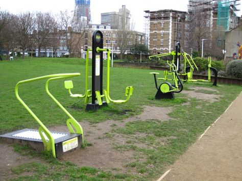 Mint Street Park in Southwark, London, offers the public free gym equipment. If that weren’t unusual enough, the council decided to paint everything neon green.  Were they aiming for mint green? Open Air Gym Design, Open Gym In Park, Gym Space, Outdoor Gym Equipment, Fitness Trail, Exercise Machines, Adult Playground, Fitness Shirts, Open Gym