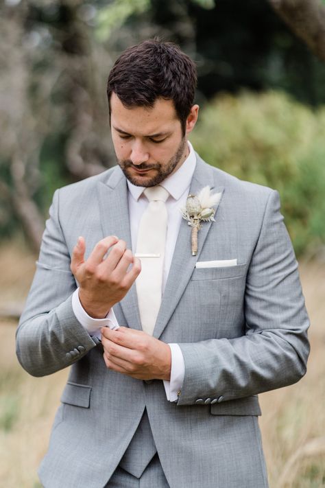 Grey groom suit inspiration Photo: @gemmagiorgio Gray Linen Suit Wedding, Grey Suit Beige Tie, Grey Groom Suit With Bride, Grey Suit Wedding Groom & Groomsmen Suits, Men’s Gray Suit, Grey Men’s Suit, Gray Suit Groom, Gray Groomsmen Attire, Light Grey Groom Suit