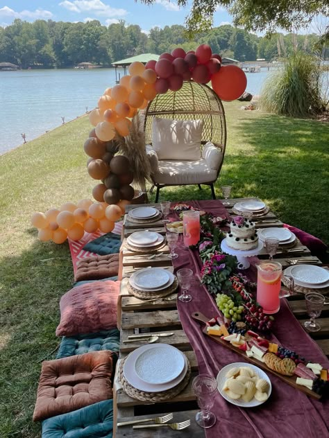 Outside Birthday Decor, Birthday Decoration Ideas Outside, 18th Birthday Party Ideas Picnic, Birthday Picnic Ideas Kids, Boho Sweet 16 Party Ideas, Boho Picnic Party Backyards, Boho 13th Birthday Party Ideas, Sweet 16 Picnic Party Ideas, Boho 16th Birthday Party Ideas