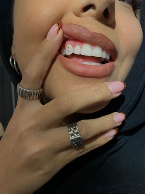 tooth gems Diamond In Tooth, Gemzeez Tooth, Simple Teeth Gems, Piercing No Dente, Strass Teeth, Simple Tooth Gems, Tooth Gems Aesthetic, Tooth Gem Placement, Pretty Teeth