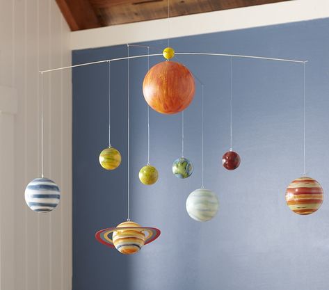 You Should Hang a Solar System Mobile from Your Ceiling Planet Ceiling, Solaire Diy, Ceiling Mobile, Planet Mobile, Solar System Mobile, Tata Surya, Star Shower, Decoration Vintage, Space Theme