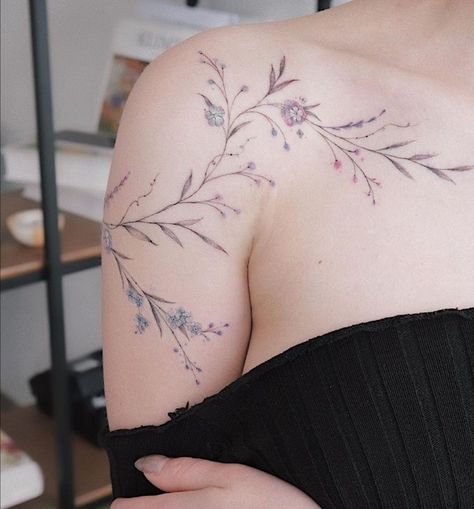 Botanisches Tattoo, Feminine Shoulder Tattoos, Mastectomy Tattoo, Shoulder Tattoos For Women, Classy Tattoos, Subtle Tattoos, Elegant Tattoos, Feminine Tattoos, Simplistic Tattoos