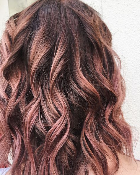 Used @matrix Metallic Rose Gold, mixed levels 7+9 with 10vol. to create these soft Rosey vibes on the beautiful @salinaakensiee! 🌹✨I… Rose Gold Balayage, Rose Gold Highlights, Hair Color Rose Gold, Metallic Rose Gold, Hair Balayage, Rose Gold Hair, Drinks Recipes, Hair Inspiration Color, Christmas Drinks