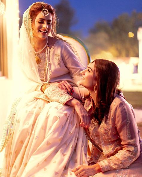 Sibling Photo Shoots, Bridesmaid Poses, Bridesmaid Photoshoot, Sisters Photoshoot Poses, Indian Wedding Poses, Bride Photos Poses, Sister Poses, Bff Poses, Bridal Photography Poses