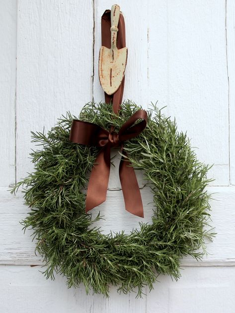 So easy, trim your rosemary plant this summer, and create a simple wreath for your front door, or inside your home. Dried Rosemary Wreath, Rosemary Wreath Diy How To Make, How To Make A Rosemary Wreath, Rosemary Flower Arrangement, Diy Rosemary Wreath, Rosemary Christmas Wreath, Simple Wreaths For Front Door, Diy Xmas Wreaths For Front Door, Simple Christmas Wreath Ideas Easy Diy