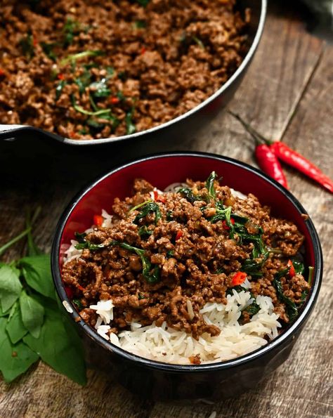 Beef Basil Thai Stir Fry, Basil Beef, Ground Beef Recipes Thai, Healthy Dinner Recipes Spicy, Frying Pan Dinners, Curry Pad Thai, Beef Thai Recipes, Kaprow Recipe, Ground Beef And Basil Recipes