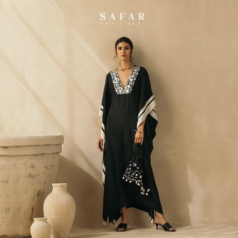 Sureena Chowdhri on Instagram: “| स फ र | Ebony muslin drapes down the shoulder to the ankle in this floor-skimming kaftan with a plunging neckline and contrast appliqué…” Sureena Chowdhri, Abstract Mirror, White Kaftan, Black Kaftan, Muslin Dress, Dress Kaftan, Classic Wardrobe, Pakistani Outfits, Kaftan Dress