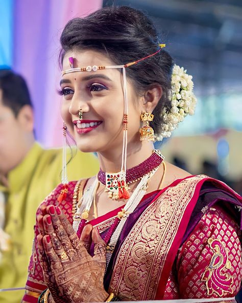 Marathi Couple Photography, Marathi Couple, Marriage Photoshoot, Indian Bride Makeup, Saree Hairstyles, Indian Wedding Poses, Bright Makeup, Indian Wedding Hairstyles, Indian Wedding Photography Poses