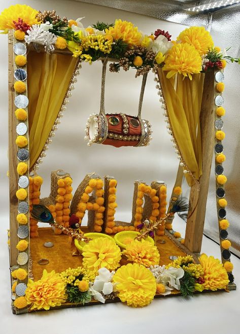 Haldi Mehndi Plate Decoration, Haldi Plate Decoration Ideas At Home, Haldi Hampers, Haldi Plate Decoration Ideas Muslim, Lagan Lakhan Tray Decoration, Haldi Tray Decoration Ideas, Mehndi Plates Decoration, Haldi Platter Decoration, Haldi Plate Decoration Ideas