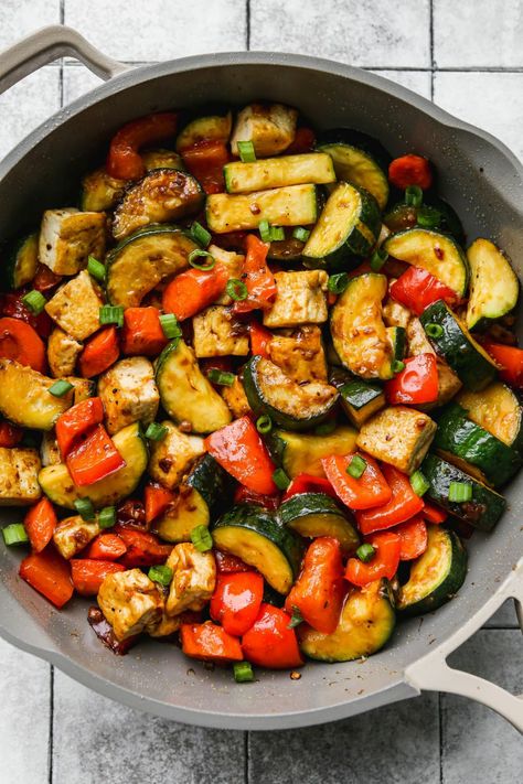 Stir Fry With Tofu, Walder Wellness, Zucchini Stir Fry, Tofu Vegan, Plats Healthy, Tofu Stir Fry, Roasted Strawberries, Feta Dip, Dinner Meal Prep