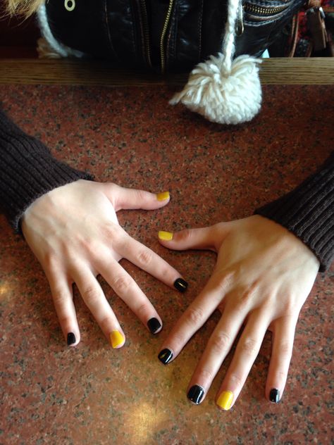 Black And Yellow Nails Short, Black And Yellow Short Nails, Black N Yellow Nails, Black White And Yellow Nails, Black And Yellow Nails Simple, Yellow And Black Nails Design, Nails Yellow And Black, Black Yellow Nails, Yellow Black Nails