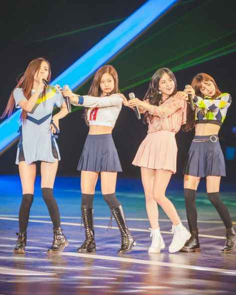 Backup Dancers Outfits, Korean Best Friends, Dancers Outfit, Fly High, Blackpink Photos, Blackpink Fashion, Blackpink Jisoo, Blackpink Jennie, Fashion Poses