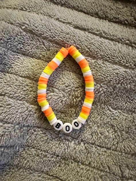 Clay Bead Bracelet Ideas Preppy Halloween, Bracelet Patterns Halloween, Bracelet Ideas Halloween, Halloween Clay Bead Bracelet, Baddie Bracelets, Boo Bracelet, Halloween Bracelet Ideas, Bracelet Preppy, Crafts To Do When Your Bored