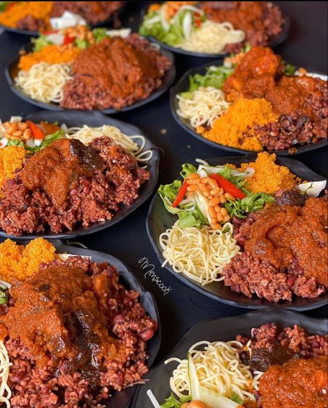 Waakye Ghana Recipe, Ghana Wedding Food Buffet, Aesthetic African Food, Local Dishes In Ghana, Ghanaian Cuisine, African Food Aethstetic, Nigerian Culture Aesthetic Food, Nigerian Dishes, Ghana Food