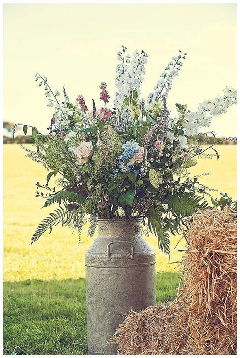 Country Wedding Ideas, Country Wedding Flowers, Country Wedding Inspiration, Cafe Area, Devon Wedding, Rustic Farm Wedding, Deco Champetre, Field Wedding, Farm Weddings