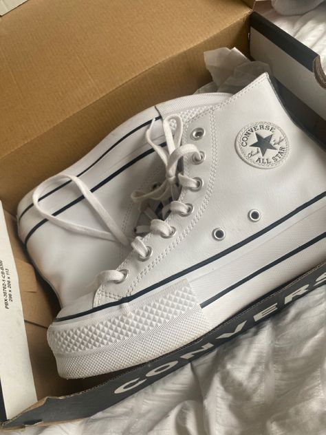 white platform hightop converse leather High Top White Leather Converse, White Leather Converse High Tops, White High Converse, Converse High Tops Platform, Converse Platform White, White Platform Converse Outfit, Converse Platform Outfit, White Converse Platform, Converse White Leather