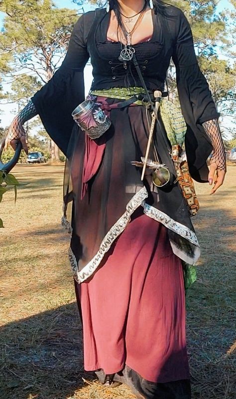 Renfaire Witch Costume, Witch Outfit Medieval, Renisance Fair Witch Outfit, Renisance Fair Accessories, Renne Faire Outfits, Lunar Faire Outfit, Rennaisance Festival Outfits, Ren Faire Forest Witch, Romani Cosplay