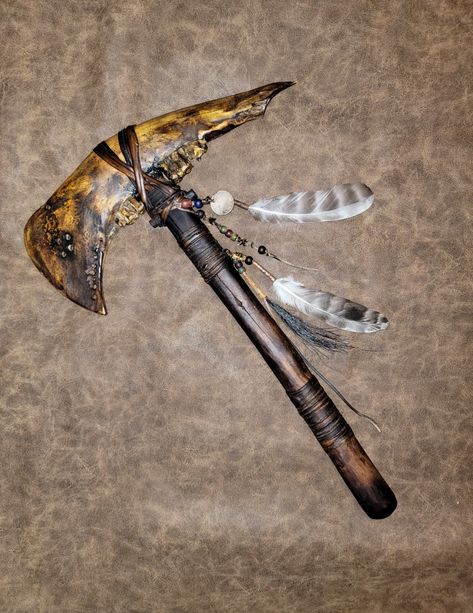 Buffalo jaw tomahawk by Rod Hart Tomahawk Aesthetic, Diy Tomahawk, Tomahawk Drawing, Tomahawk Tattoo, Native American Tomahawk, Tomahawk Design, Indian Tomahawk, Bone Tomahawk, Deer Skull Art