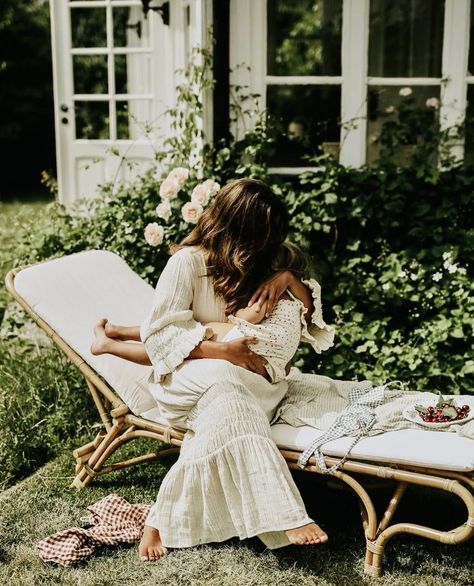 Mother Daughter Reading Aesthetic, Cottagecore Mom Aesthetic, Mom Astethic, Young Mom Aesthetic, Girl Mom Aesthetic, Provence Lifestyle, Cottage Core Photoshoot, Mama Aesthetic, Cleopatra Quotes