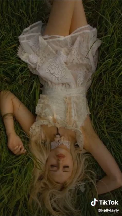 Fairy Aesthetic, Shooting Photo, Magical World, Jolie Photo, 영감을 주는 캐릭터, 인물 사진, The Grass, Photography Inspo, Fashion Inspo Outfits