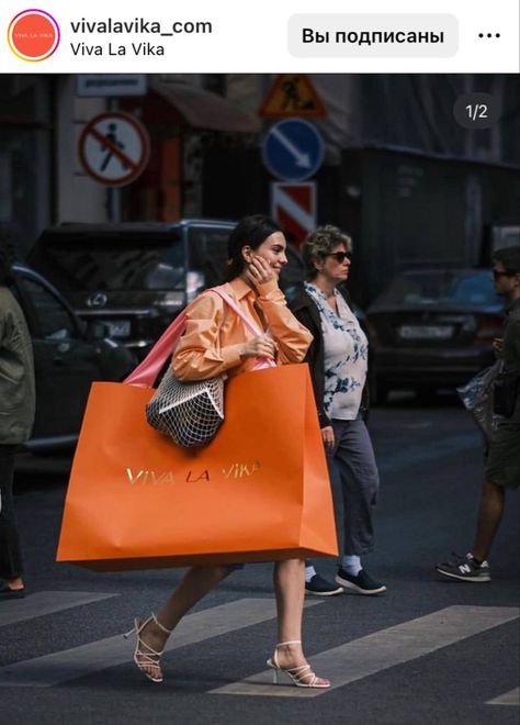 Shopping Bag Photoshoot, Bag Campaign Photography, Fashion Marketing Campaign, Pr Campaign, Iv Bag, Guerrilla Marketing, Shopping Addict, Digital Advertising Design, Launch Campaign