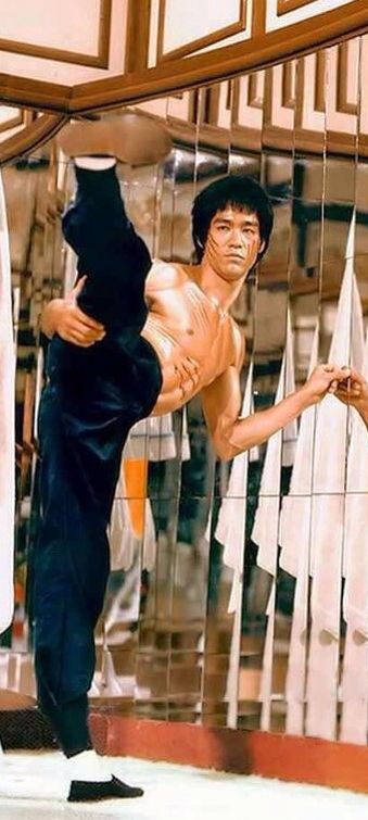 Enter The Dragon Bruce Lee Pictures, Bruce Lee Art, Bruce Lee Martial Arts, Trening Sztuk Walki, Martial Arts Instructor, Bruce Lee Quotes, Bruce Lee Photos, Jeet Kune Do, Martial Arts Movies