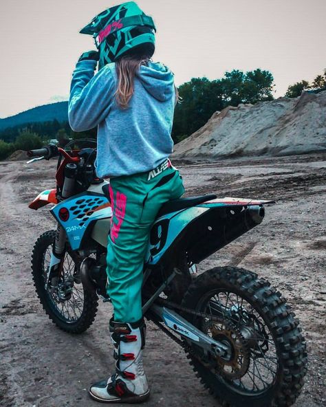 Dirt Bike Riding Gear, Motocross Girls, Dirt Bike Gear, Motocross Gear, Motocross Love, Cool Dirt Bikes, Image Moto, Motorcross Bike, Bike Aesthetic