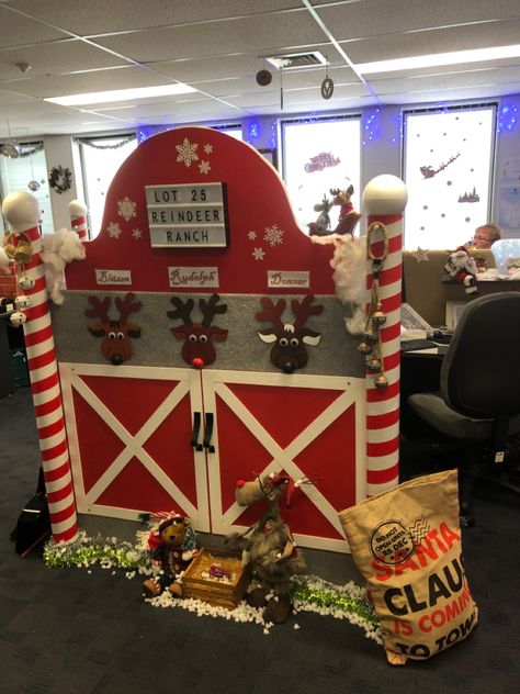 Santas Village Office Decorations, Rudolph Cubicle Decorations, Christmas Decorations For Work Desk, Reindeer Cubicle Decor, Santa's Workshop Cubicle Decorations, North Pole Cubicle Decorations, Santas Workshop Office Decor, Christmas Hallway Decorations House, Reindeer Barn Decorations