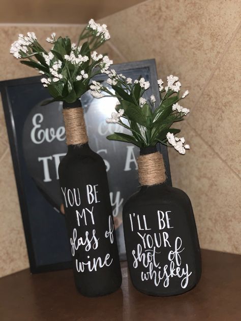 Diy Whiskey Bottle Crafts, Diy Beer Bottle Crafts, Beer Bottle Decoration Ideas Diy, Diy Beer Bottle, Diy With Beer Bottles, Small Wine Bottle Crafts, Wine And Whiskey Bottle Centerpieces, Whiskey Bottle Decor, Diy Beer Bottle Decor