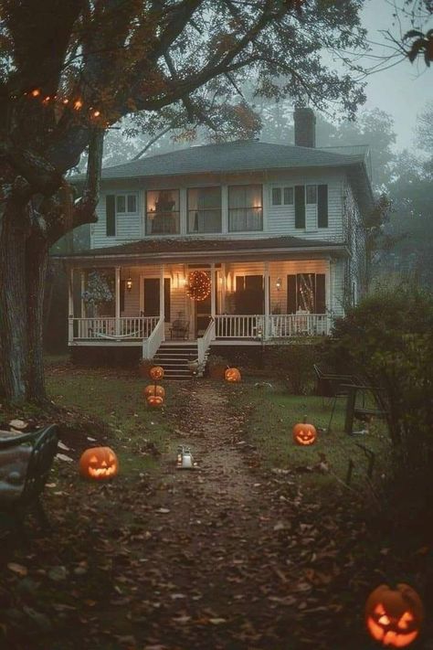 Orchard Aesthetic Vintage, Halloween Decor Spooky, Halloween Spooky Decorations, Halloween Aesthetic House, Halloween House Aesthetic, Halloween Vintage Aesthetic, Halloween Vibes Aesthetic, Haunted House Aesthetic, Halloween Aesthetic Decor