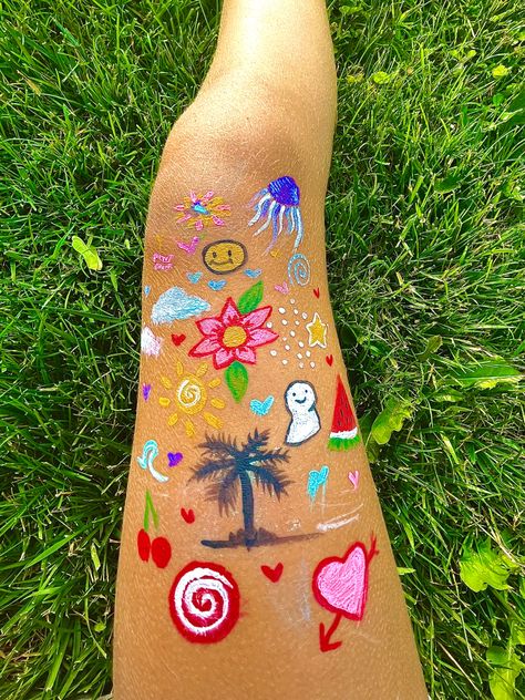 Leg Art Ideas, Leg Painting Ideas Easy, Painting On Legs Ideas, Cute Leg Painting Ideas, Painting Legs Art Ideas, Painting On Body, Leg Painting Body Art, Leg Painting Ideas, Rosé Legs