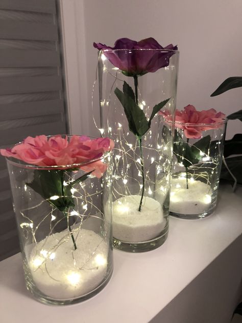 Lights In Vases Centerpieces, Cylinder Vase Ideas, Vase Lights, Purple Table Settings, Lila Party, Flowers In Vases, Butterfly Centerpieces, Glass Vases Centerpieces, Floating Candle Centerpieces