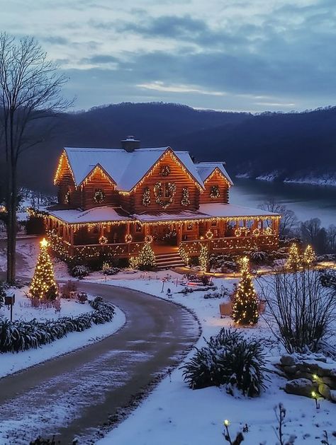 Snowy Christmas Scene, Rustic Cabins, Christmas House Lights, Christmas Scenery, Farmhouse Style House Plans, Winter Cabin, Barn Style House, Forest House, Luxury Homes Dream Houses