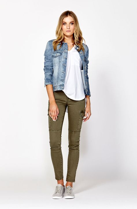 These best selling styles are the latest in offering effortless style with an edge. Shop the Sian Skinny Cargo Pant in store and online now!  http://www.decjuba.com.au/ Green Pants Outfit, Olive Jeans, Mode Tips, Olive Pants, Mode Casual, Outfit Jeans, Green Pants, 가을 패션, Outfit Idea