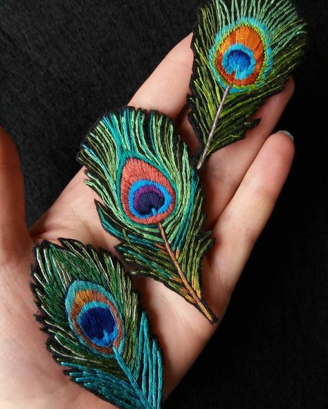 Feather Peacock, Wool Crafts Diy, Feather Embroidery, Bijoux Art Nouveau, Hand Beaded Embroidery, Embroidery Stitches Tutorial, Hand Embroidery Projects, Brazilian Embroidery, Embroidery Flowers Pattern