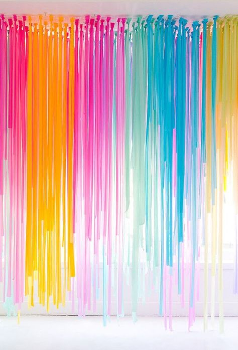 Washi Tape Party Decorations, Bright Party Decorations, Rainbow Birthday Photoshoot, Crepe Paper Backdrop Diy, Art Party Backdrop, Birthday Party Backdrop Ideas, Ribbon Decoration Ideas, Party Backdrop Ideas, Crepe Paper Backdrop