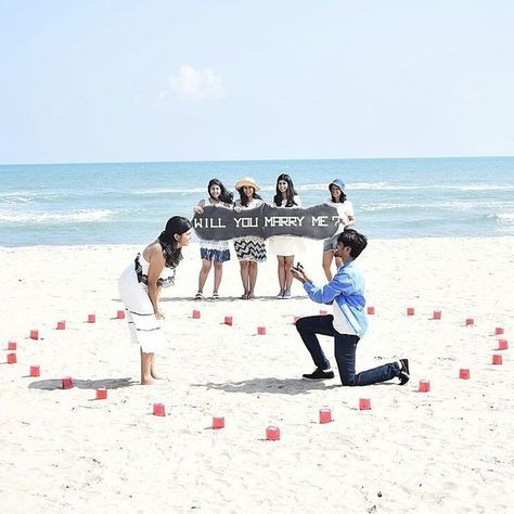 Diy Beach Proposal, Beach Engagement Ideas Proposals, Simple Beach Proposal Ideas, Proposal Ideas Outdoor, Proposal Setup Ideas, Beach Proposal Setup, Creative Proposal Ideas, Best Proposal Ideas, Proposal Setup