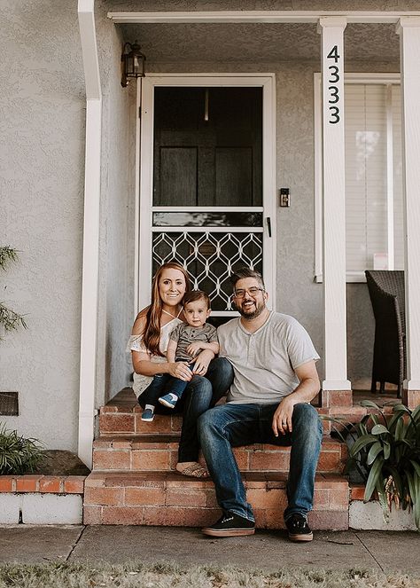 Front Porch Pictures Family, Porch Photoshoot Picture Ideas, Family Photos In Front Of House, Front Porch Family Photos, Porch Photoshoot, Backyard Photoshoot, Front Porch Pictures, Ikea Interior, Girl Western