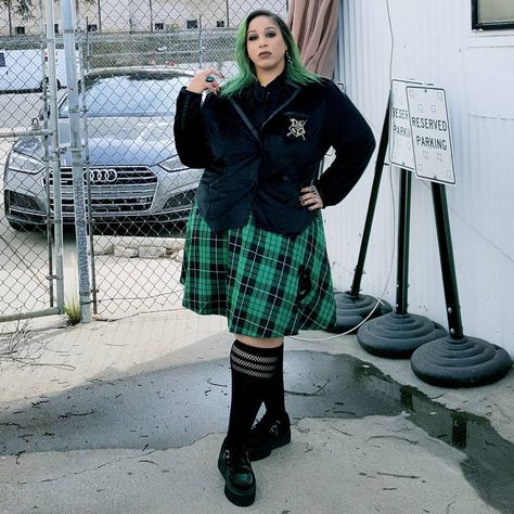 220 Likes, 10 Comments - Đ₳₩₦ (@stygiansiryn) on Instagram: “I'm looking Slytherin AF today! So a little back story on this outfit; I bought the skirt 2 sizes…” Plus Size Alt, Pastel Aesthetic Outfit, Goth Plus Size, Plus Size Goth, Goth Gf, Black Milk Clothing, Plus Size Brands, Alt Girl, Plus Size Style