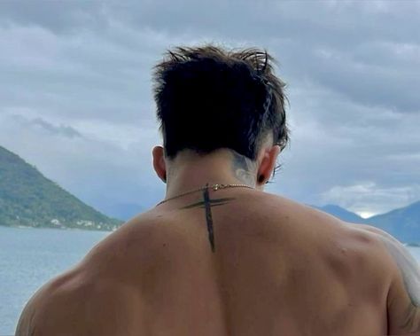 Small Shoulder Tattoo For Men, Simple Back Tattoos For Guys, Tattoo Ideas For Men Cross, Tattoo Espalda Hombre, Small Tattoo Ideas For Guys, Back Cross Tattoos, Back Tattoos For Guys Upper, Simple Cross Tattoo, Small Back Tattoos