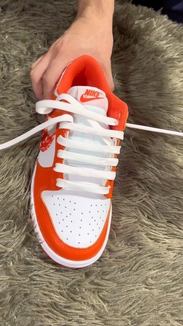 Sneaker Shoelace Ideas, How To Tie Dunk Lows, Lacing Nike Dunks, Bar Shoe Lace Patterns, How To Lace Nike Dunks, How To Tie Nike Dunks, How To Lace Dunks Lows, How To Tie Dunks, Dunk Shoe Laces