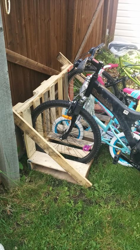 Homemade Bike Rack, Pallet Bike Shed, Pallet Bike Racks, Rack Velo, Diy Bike Rack, Outdoor Toy Storage, Bike Shelter, Bike Rack Wall, Diy Locker