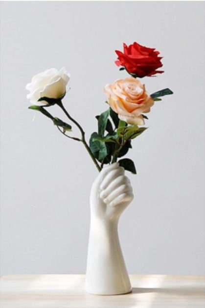 This white hand vase is designed to simulate the contours of human hands and arms, with clear arm lines, realistic hand contours, slender fingers, fair and smooth arms overall, and elegant movements. In addition, when you put flowers or other plants in this vase, the whole looks like a beautiful woman holding flowers, full of art and beauty. Hand Vase, Unique Flower Vases, Minimalist Modern Art, Living Room Ornaments, Ceramic Flower Vase, White Ceramic Vases, Decoration Originale, Container Flowers, Ceramic Flower