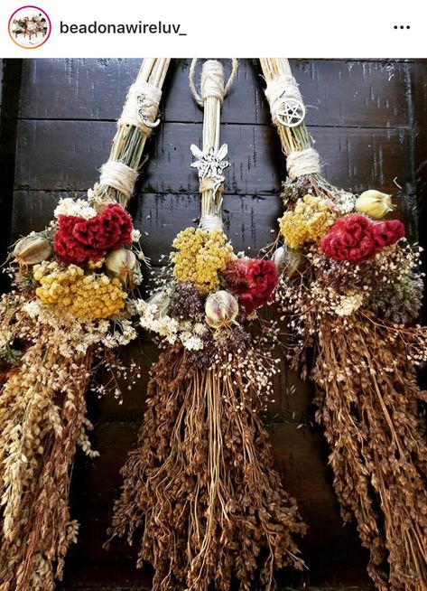 Scented Broom Ideas, Witches Broom Decor, Broom Decorations Ideas, Broom Bouquet, How To Make Witches Brooms, Diy Witch Broom Decoration, Diy Witch Broom How To Make, Witch Broomstick Diy, Decorated Witches Broom