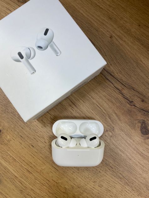 Airpods Aesthetic, Headphone Aesthetic, Aesthetic Airpods, Airpods Headphones, Headphones Apple, Apple Earphones, Air Pods Pro, Cute Ipad Cases, New Headphones