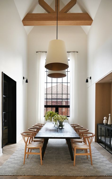 Wall-to-wall windows and cathedral ceilings: The Botfield Residence Black Window Frames, Glass Doors Interior, Black Windows, Large Dining Table, Style Loft, Style Deco, Exposed Beams, Window Frames, Cathedral Ceiling